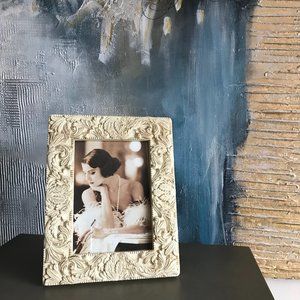 Picture frame for 5" x 7" size photo.